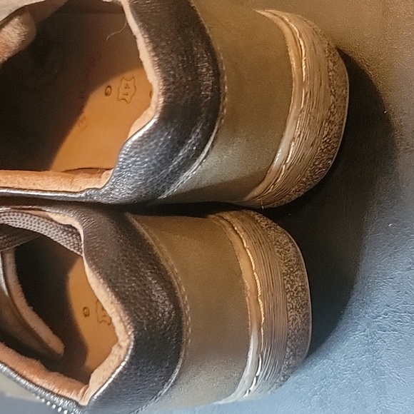 Casual Army Green Suede Hill and detail stitching.  Unsure of the material - Picture 2 of 6